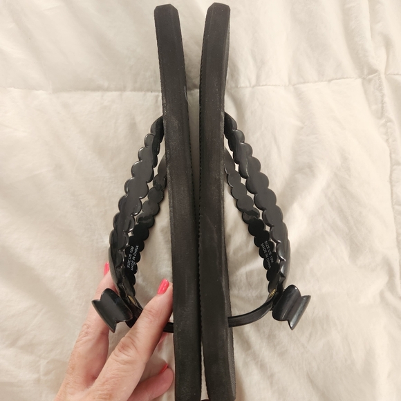 Kate Spade Denise Flip Flops Women's US 9-10 Gold Charm Bow Shoes Black - Picture 3 of 8